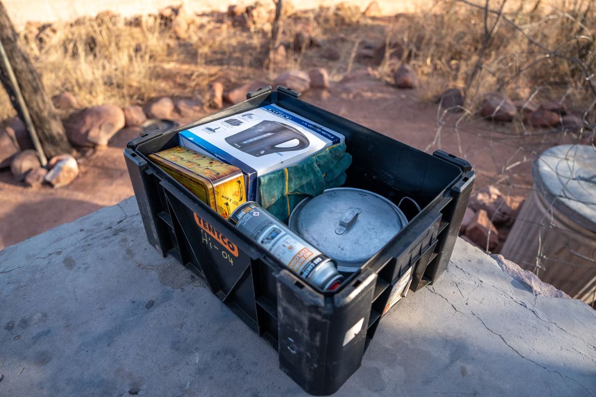 Camping kitchen box with kettle, gas braai and gloves for a Namibia 4x4 rental
